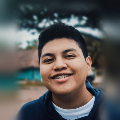 Jovem sorrindo com aparelho